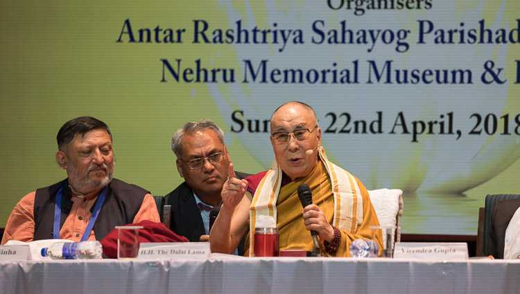 Seine Heiligkeit der Dalai Lama während seines Vortrages im Nehru Memorial Museum and Library Auditorium in Neu-Delhi, Indien am 22. April 2018. Foto: Tenzin Choejor