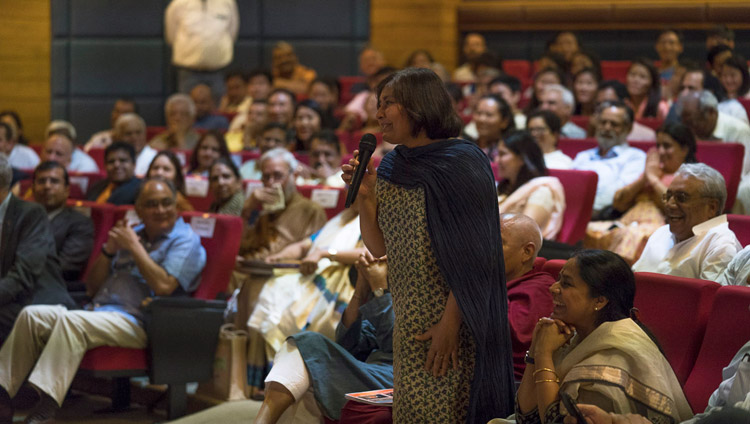Jemand aus dem Publikum stellt nach dem Vortrag Seiner Heiligkeit dem Dalai Lama eine Frage im Nehru Memorial Museum and Library Auditorium in Neu-Delhi, Indien am 22. April 2018. Foto: Tenzin Choejor