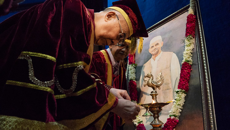 Seine Heiligkeit der Dalai Lama zündet eine Lampe vor dem Porträt von Lal Bahadur Shastri an - in Neu-Delhi, Indien am 23. April 2018. Foto: Tenzin Choejor