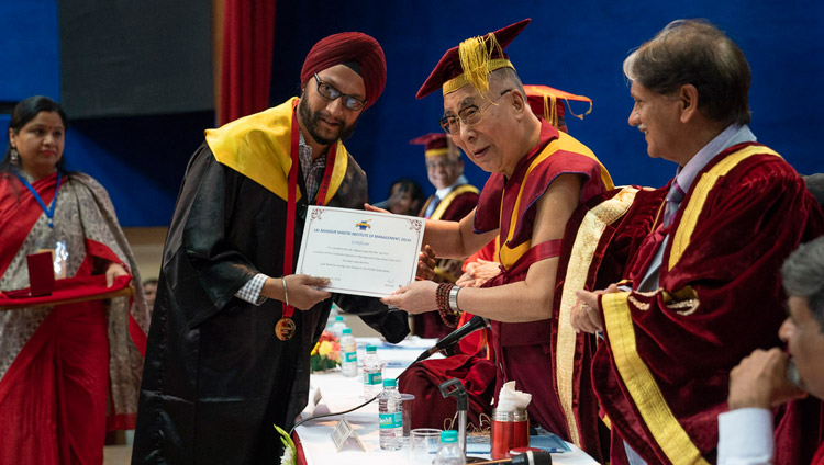 Seine Heiligkeit der Dalai Lama überreicht Auszeichnungen und Urkunden während der Lal Bahadur Shastri Institute of Management Versammlung in Neu-Delhi, Indien am 23. April 2018. Foto: Tenzin Choejor