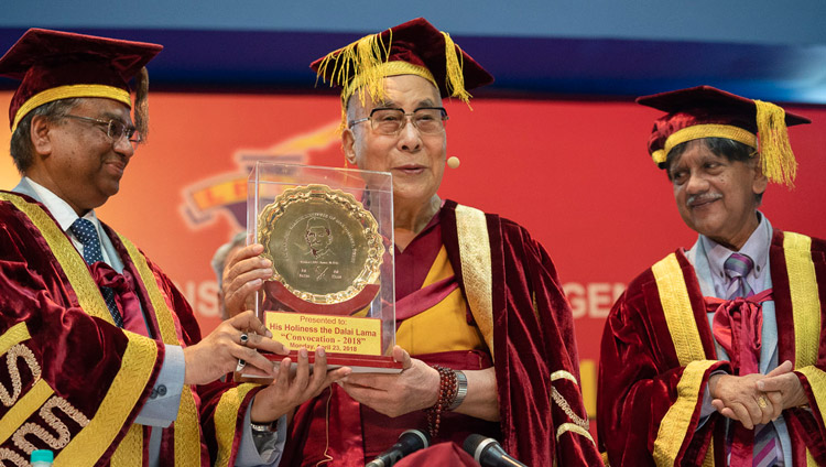 Seine Heiligkeit der Dalai Lama erhält ein Andenken an sein Besuch am Lal Bahadur Shastri Institute of Management in Neu-Delhi, Indien am 23. April 2018. Foto: Tenzin Choejor