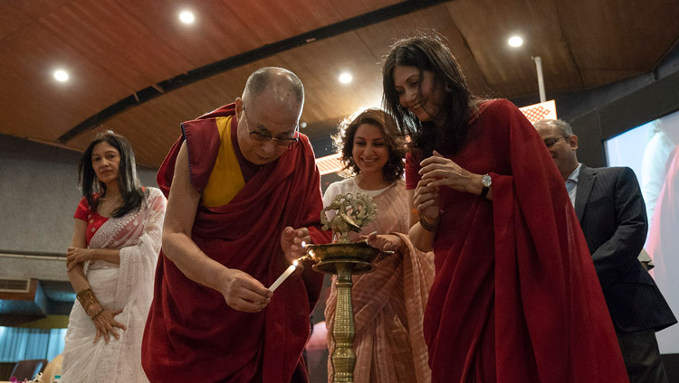 Seine Heiligkeit der Dalai Lama und die Gastgeber vom Velocity 48 zünden eine Lampe als Eröffnung des Programms an - am Indian Institute of Technology (IIT) in Neu-Delhi, Indien am 24. April 2018. Foto: Tenzin Choejor