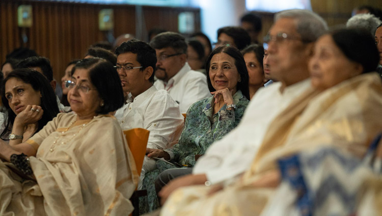 Das Publikum verfolgt den Vortrag von Seiner Heiligkeit dem Dalai Lama über ‚Glück und ein stressfreies Leben' am IIT in Neu-Delhi, Indien am 24. April 2018. Foto: Tenzin Choejor