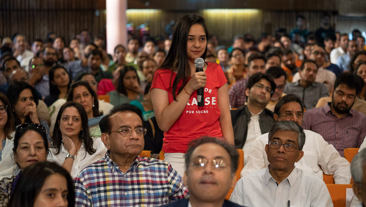 Jemand aus dem Publikum stellt Seiner Heiligkeit dem Dalai Lama eine Frage nach dem Vortrag im IIT in Neu-Delhi, Indien am 24. April 2018. Foto: Tenzin Choejor