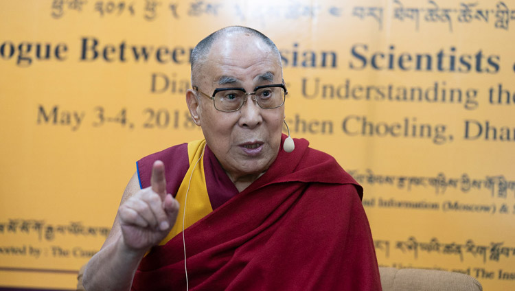 Seine Heiligkeit der Dalai Lama spricht zu Beginn des Dialogs zwischen russischen Wissenschaftlern und buddhistischen Gelehrten im tibetischen Haupttempel in Dharamsala, HP, Indien am 3. Mai 2018. Foto: Tenzin Choejor