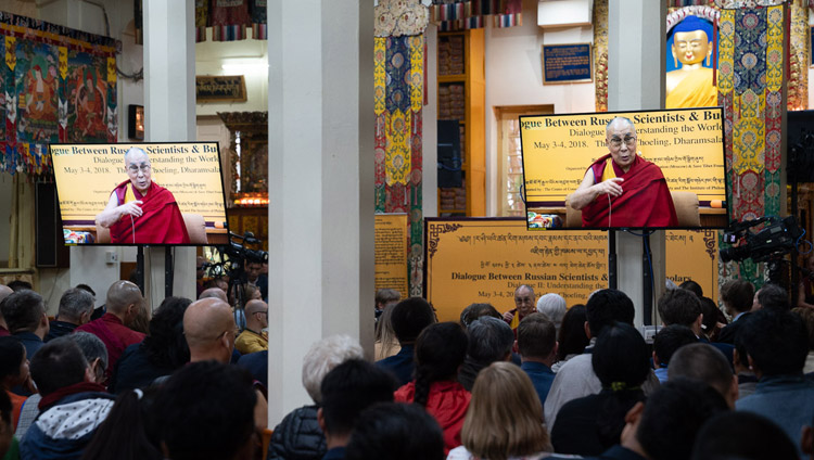 Die Teilnehmenden verfolgen die Eröffnungsrede Seiner Heiligkeit des Dalai Lama am 2. Dialog zwischen russischen und buddhistischen Gelehrten in Dharamsala, HP, Indien am 3. Mai 2018. Foto: Tenzin Choejor