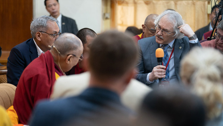 Pavel Balaban bei seiner Präsentation während des Dialogs zwischen russischen Wissenschaftlern und buddhistischen Gelehrten im tibetischen Haupttempel in Dharamsala, HP, Indien am 3. Mai 2018. Foto: Tenzin Choejor