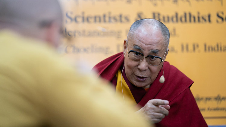 Seine Heiligkeit der Dalai Lama im Gespräch mit russischen Wissenschaftlern und buddhistischen Gelehrten im tibetischen Haupttempel in Dharamsala, HP, Indien am 3. Mai 2018. Foto: Tenzin Choejor