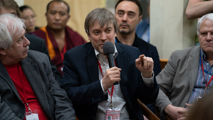 Prof. Evgeny Rogaev spricht über seine Forschung über das Gehirn am 2. Dialog zwischen russischen und buddhistischen Gelehrten in Dharamsala, HP, Indien am 3. Mai 2018. Foto: Tenzin Choejor