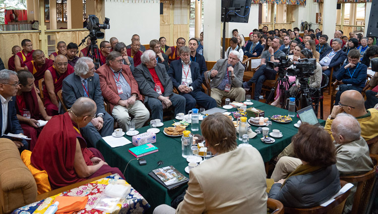 Prof. Alexander Kaplan während seiner Präsentation am 2. Dialog zwischen russischen Wissenschaftlern und buddhistischen Gelehrten in Dharamsala, HP, Indien am 3. Mai 2018. Foto: Tenzin Choejor