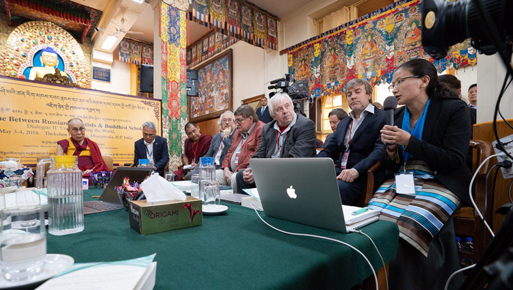 Dr. Namdol Lhamo vom tibetischen Institut für Medizin und Astrologie bei ihrer Präsentation am 2. Tag des Dialogs zwischen russischen und buddhistischen Gelehrten in Dharamsala, HP, Indien am 4. Mai 2018. Foto: Tenzin Choejor