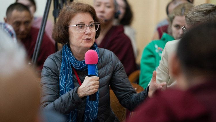 Prof. Victoria Lysenko, eine russische Spezialistin für indische und buddhistische Philosophie, spricht am zweiten Tag des Dialogs zwischen russischen und buddhistischen Gelehrten in Dharamsala, HP, Indien am 4. Mai 2018. Foto: Tenzin Choejor