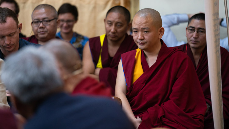 Buddhistische Würdenträger und Mönche verfolgen die Präsentationen am 2. Tag des Dialogs zwischen russischen Wissenschaftlern und buddhistischen Gelehrte in Dharamsala, HP, Indien am 4. Mai 2018. Foto: Tenzin Choejor