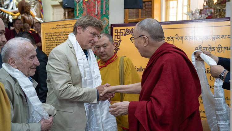 Seine Heiligkeit der Dalai Lama dankt den russischen Teilnehmenden mit einem traditionellen weissen Schal nach dem Ende des Dialogs in Dharamsala, HP, Indien am 4. Mai 2018. Foto: Tenzin Choejor