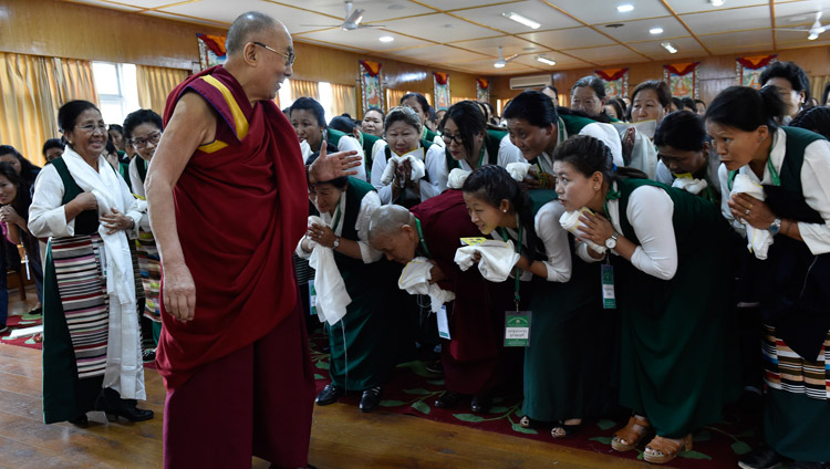 Seine Heiligkeit der Dalai Lama begrüsst die Mitglieder der Tibetischen Frauenvereinigung in seiner Residenz in Dharamsala, HP, Indien am 14. Mai 2018. Foto: Ehrw. Tenzin Damchoe