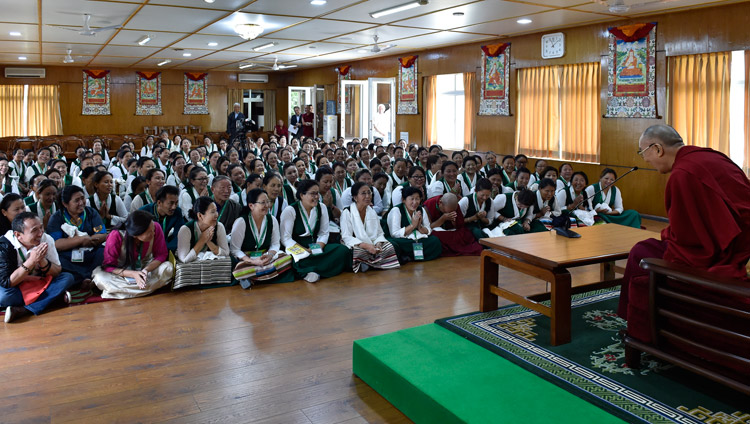 Seine Heiligkeit der Dalai Lama spricht zu den Mitgliedern der Tibetischen Frauenvereinigung in seiner Residenz in Dharamsala, HP, Indien am 14. Mai 2018. Foto: Ehrw. Tenzin Damchoe