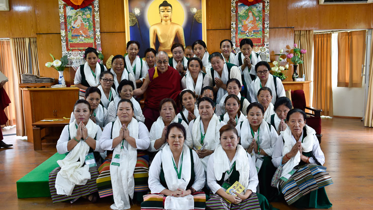 Seine Heiligkeit der Dalai Lama mit Vertreterinnen von der Tibetischen Frauenvereinigung in seiner Residenz in Dharamsala, HP, Indien am 14. Mai 2018. Foto: Ehrw. Tenzin Damchoe