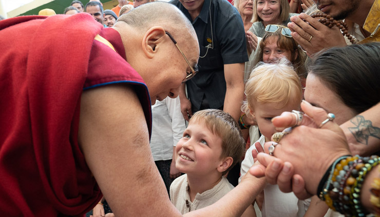 Seine Heiligkeit der Dalai Lama begrüßt jüngere Besucher auf dem Hof des Tsuglagkhang in Dharamsala, HP, Indien, zusammenkommt. Foto: Tenzin Choejor
