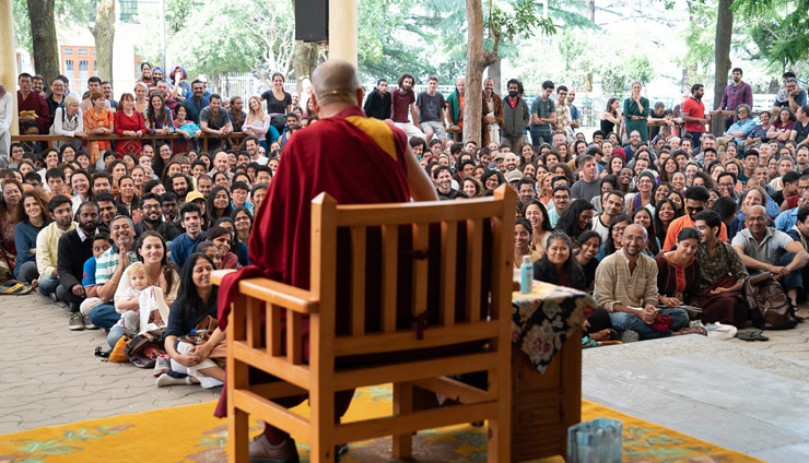 Seine Heiligkeit der Dalai Lama spricht zu den über 1'000 Besuchern aus aller Welt in Dharamsala, HP, Indien am 19. Mai 2018. Foto: Tenzin Choejor