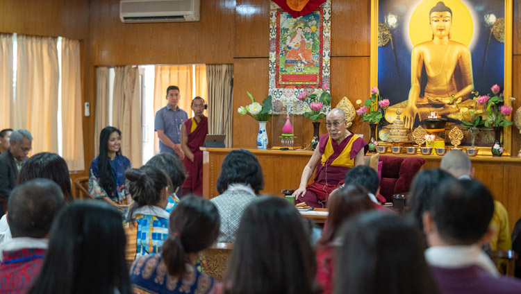 Seine Heiligkeit der Dalai Lama spricht mit Gruppen in Vietnam über eine Live-Videokonferenzschaltung aus seiner Residenz in Dharamsala, HP, Indien am 21. Mai 2018. Foto: Tenzin Choejor