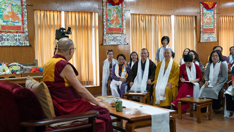 Eine Teilnehmende des Dialogs mit Gruppen aus und in Vietnam stellt Seiner Heiligkeit dem Dalai Lama eine Frage in der Versammlungshalle seiner Residenz in Dharamsala, HP, Indien am 21. Mai 2018. Foto: Tenzin Choejor