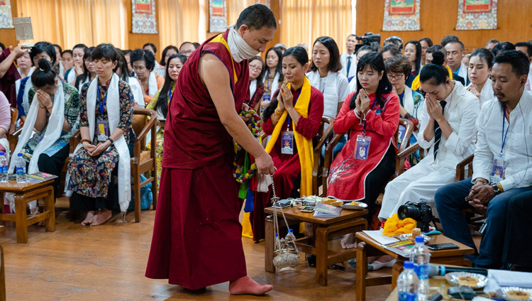 Ein assistierender Mönch reinigt den Raum mit Weihrauch während der Weissen Manjushri Erlaubnis durch Seine Heiligkeit den Dalai Lama in Dharamsala, HP, Indien am 22. Mai 2018. Foto: Tenzin Choejor