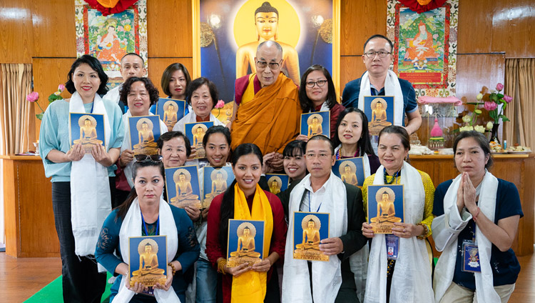 Seine Heiligkeit der Dalai Lama mit Teilnehmenden des zweitägigen Dialogs mit vietnamesischen Gruppen in seiner Residenz in Dharamsala, HP, Indien am 22. Mai 2018. Foto: Tenzin Choejor