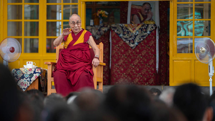Seine Heiligkeit der Dalai Lama spricht zu den Teilnehmenden der internationalen Konferenz über den Mittleren Weg in Dharamsala, HP, Indien am 30. Mai 2018. Foto: Tenzin Choejor