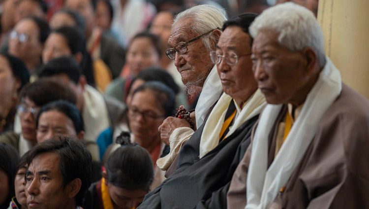 Teilnehmende der internationalen Konferenz über den Mittleren Weg verfolgen die Rede Seiner Heiligkeit des Dalai Lama in Dharamsala, HP, Indien am 30. Mai 2018. Foto: Tenzin Choejor