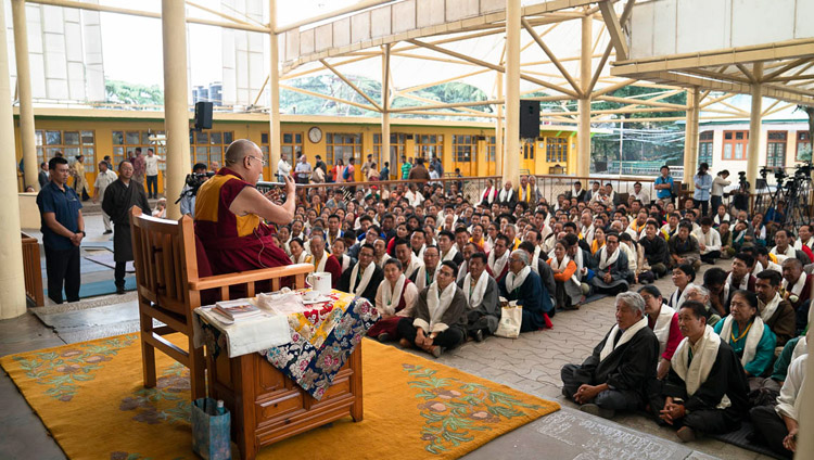 Seine Heiligkeit der Dalai Lama spricht zu den Teilnehmenden der internationalen Konferenz über den Mittleren Weg in Dharamsala, HP, Indien am 30. Mai 2018. Foto: Tenzin Choejor