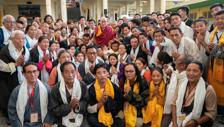 Seine Heiligkeit der Dalai Lama posiert für ein Gruppenfoto mit Teilnehmenden der internationalen Konferenz über den Mittleren Weg in Dharamsala, HP, Indien am 30. Mai 2018. Foto: Tenzin Choejor