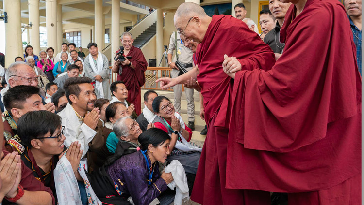 Seine Heiligkeit der Dalai Lama spricht zu Teilnehmenden der internationalen Konferenz über den Mittleren Weg beim Verlassen des tibetischen Haupttempels in Dharamsala, HP, Indien am 30. Mai 2018. Foto: Tenzin Choejor
