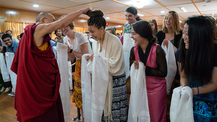 Seine Heiligkeit der Dalai Lama grüsst die Teilnehmenden der Audienz für Studierende und Lehrkräfte in seiner Residenz in Dharamsala, HP, Indien am 1. Juni 2018. Foto: Tenzin Choejor
