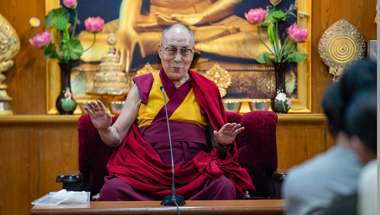 Seine Heiligkeit der Dalai Lama spricht zu den Teilnehmenden der Audienz für Studierende und Lehrkräfte in seiner Residenz in Dharamsala, HP, Indien am 1. Juni 2018. Foto: Tenzin Choejor