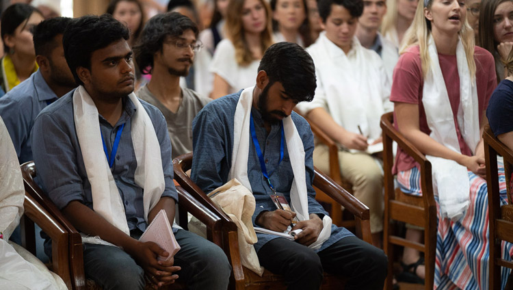 Die Teilnehmenden der Audienz für Studierende und Lehrkräfte verfolgen die Ausführungen von Seiner Heiligkeit dem Dalai Lama in seiner Residenz in Dharamsala, HP, Indien am 1. Juni 2018. Foto: Tenzin Choejor