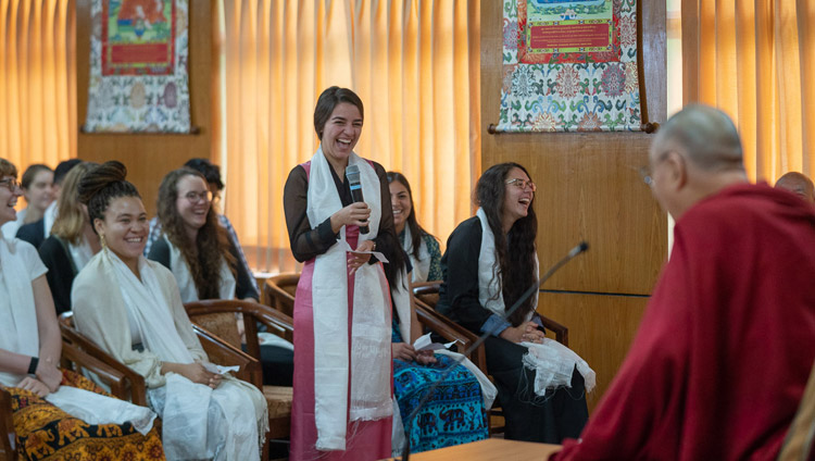 Eine Teilnehmende stellt Seiner Heiligkeit dem Dalai Lama eine Frage während der Audienz für Studierende und Lehrkräfte in seiner Residenz in Dharamsala, HP, Indien am 1. Juni 2018. Foto: Tenzin Choejor