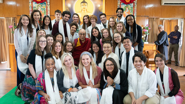 Seine Heiligkeit der Dalai Lama mit Teilnehmenden am Ende der Audienz für Studierende und Lehrkräfte in seiner Residenz in Dharamsala, HP, Indien am 1. Juni 2018. Foto: Tenzin Choejor