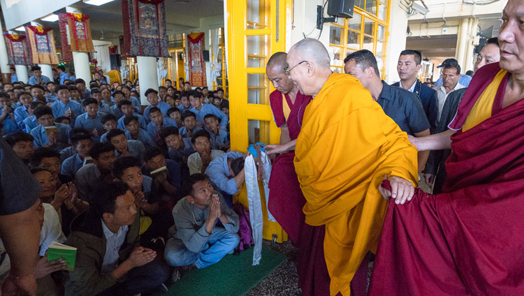 Seine Heiligkeit der Dalai Lama grüsst Schülerinnen und Schüler vom Tibetan Children's Village bei seiner Ankunft im tibetischen Haupttempel in Dharamsala, HP, Indien am 6. Juni 2018. Foto: Tenzin Phuntsok