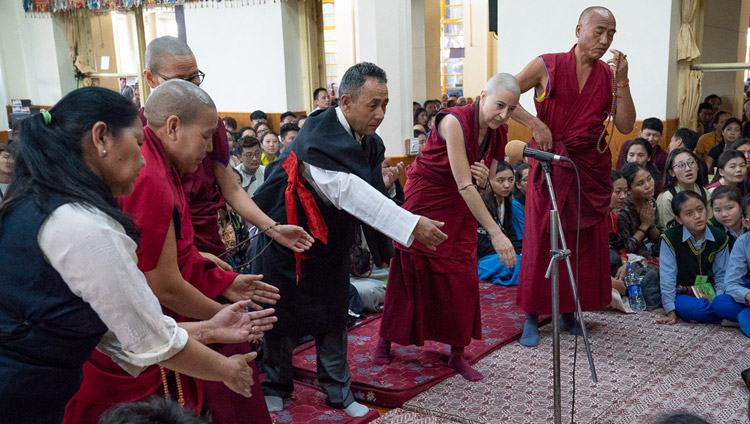 Mitglieder der Dharamsala Buddhistischen Studiengruppe zeigen ihre Debattierfähigkeiten vor der Unterweisung von Seiner Heiligkeit dem Dalai Lama in Dharamsala, HP, Indien am 6. Juni 2018. Foto: Tenzin Phuntsok