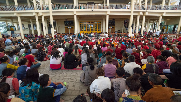 Über 9'000 Teilnehmende verfolgen die Unterweisung von Seiner Heiligkeit dem Dalai Lama für die tibetische Jugend im tibetischen Haupttempel in Dharamsala, HP, Indien am 6. Juni 2018. Foto: Tenzin Phuntsok