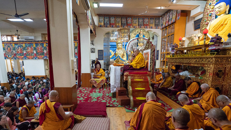 Seine Heiligkeit der Dalai Lama spricht am ersten Tag seiner Unterweisung für junge Tibeterinnen und Tibeter in Dharamsala, HP, Indien am 6. Juni 2018. Foto: Tenzin Phuntsok
