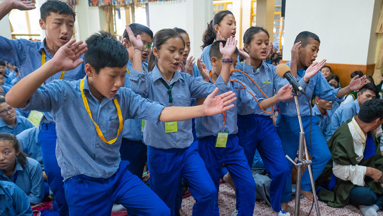 Schülerinnen und Schüler vom TCV Gopalpur debattieren zu Beginn des zweiten Tages der Unterweisungen von Seiner Heiligkeit dem Dalai Lama in Dharamsala, HP, Indien am 7. Juni 2018. Foto: Tenzin Phuntsok
