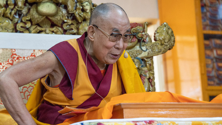 Seine Heiligkeit der Dalai Lama während den Unterweisungen für junge Tibeterinnen und Tibeter in Dharamsala, HP, Indien am 7. Juni 2018. Foto: Tenzin Phuntsok