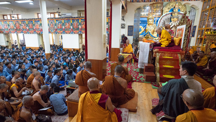 Ein Blick auf den Innenraum des Haupttempels während den Unterweisung von Seiner Heiligkeit dem Dalai Lama für junge Tibeterinnen und Tibeter in Dharamsala, HP, Indien am 7. Juni 2018. Foto: Tenzin Phuntsok