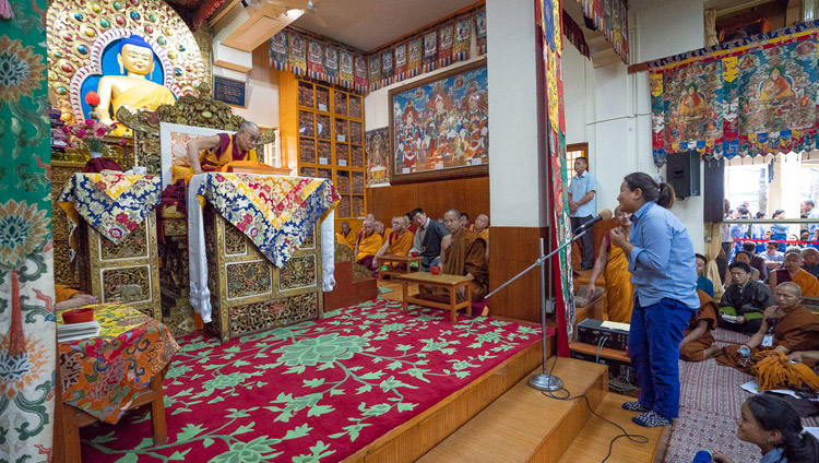 Eine Schülerin stellt Seiner Heiligkeit dem Dalai Lama eine Frage während einer kurzen Unterbrechung der Unterweisung in Dharamsala, HP, Indien am 7. Juni 2018. Foto: Tenzin Phuntsok