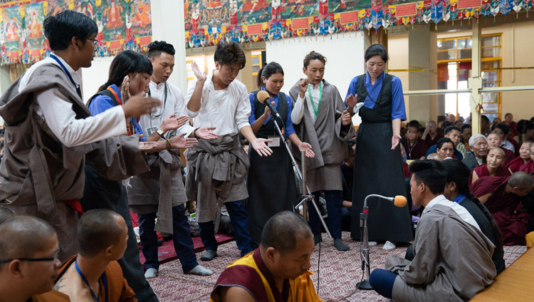 Studierende und Schüler der Sherab Gatsel Lobling, Tibetan Transit School, während der Debatte vor den Unterweisungen von Seiner Heiligkeit dem Dalai Lama in Dharamsala, HP, Indien am 8. Juni 2018. Foto: Tenzin Choejor