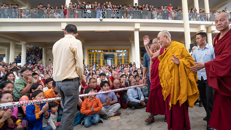 Seine Heiligkeit der Dalai Lama verabschiedet sich von den Teilnehmenden nach Beendigung der dreitägigen Unterweisung für junge Tibeterinnen und Tibeter in Dharamsala, HP, Indien am 8. Juni 2018. Foto: Tenzin Choejor