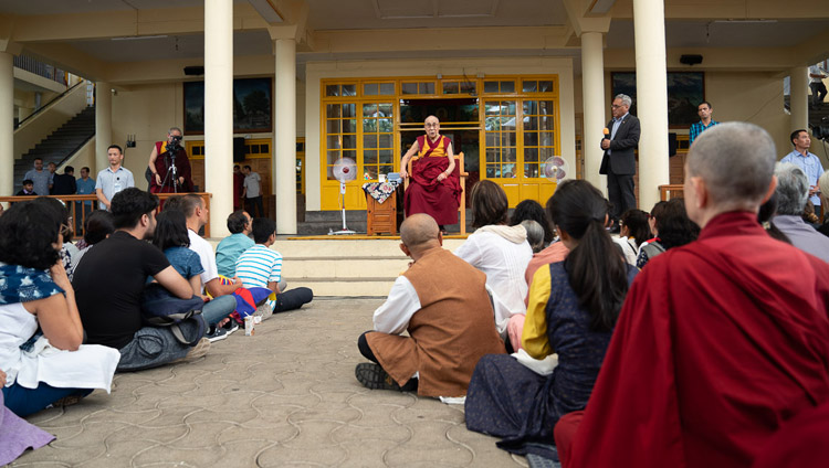 Seine Heiligkeit der Dalai Lama spricht zu den indischen und ausländischen Besuchern in Dharamsala, HP, Indien am 9. Juni 2018. Foto: Tenzin Choejor