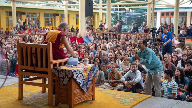 Jemand aus dem Publikum stellt Seiner Heiligkeit dem Dalai Lama beim Treffen mit Besuchern aus Indien und aus dem Ausland eine Frage in Dharamsala, HP, Indien am 9. Juni 2018. Foto: Tenzin Choejor