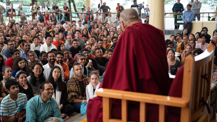 Seine Heiligkeit der Dalai Lama beantwortet Fragen aus dem Publikum beim Treffen mit Besuchern aus Indien und aus dem Ausland in Dharamsala, HP, Indien am 9. Juni 2018. Foto: Tenzin Choejor